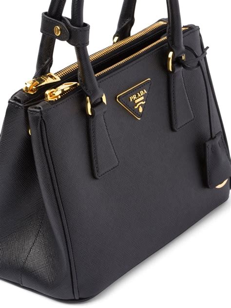 prada tasche aus kalbsleder|Große Prada Galleria Tasche aus Saffiano.